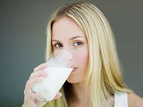 Uống khoảng 300 - 500ml sữa mỗi ngày có lợi cho sự phát triển chiều cao